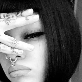 𖤐THE BACK CAMERA FLASH GIRL𖤐 Tiktok ads