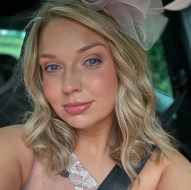 Chloe Faraway 🩵 Tiktok ads