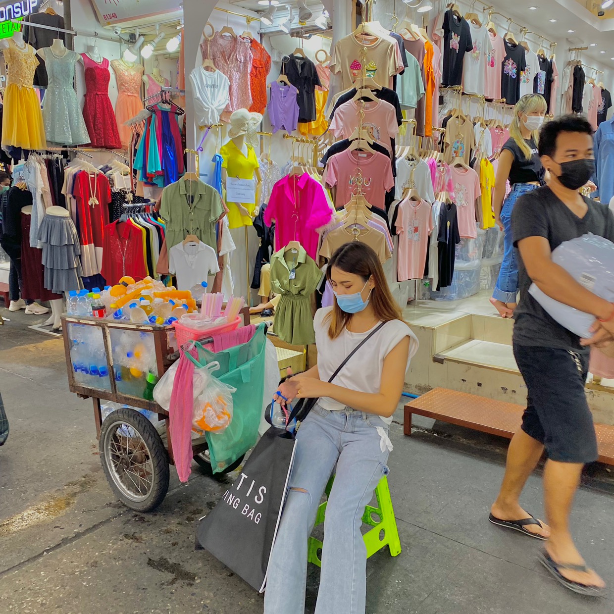 ศูนย์รวมเสื้อผ้า