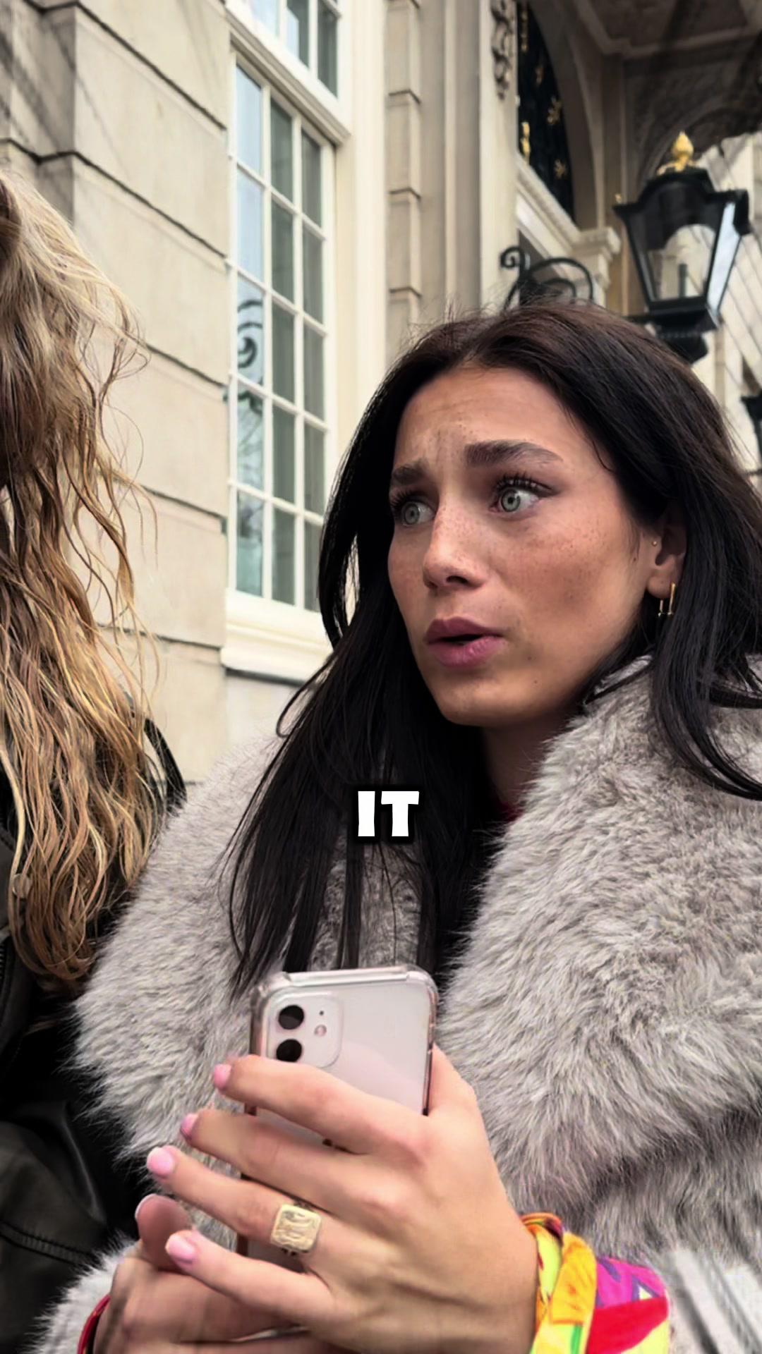 Samsung’s for older people… do you agree? #samsung #apple #techtok #technology #fyp #makeitviral #smartphone