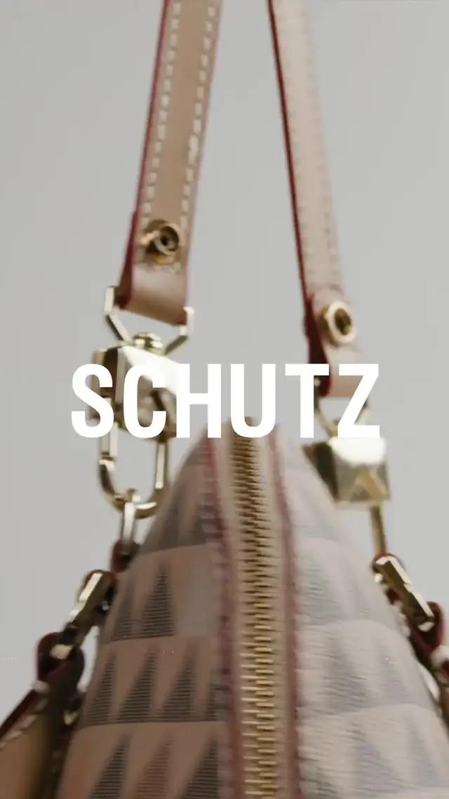 A Triangle Bag, queridinha das Schutz lovers, chegou com novos shapes. Vem dar um check nas opções!