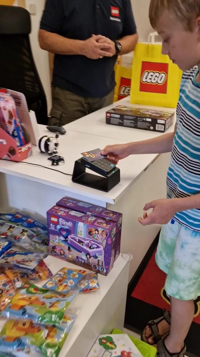 Entdecke Bling, die Taschengeld-Karte für Kids, bei der die Eltern die volle Kontrolle behalten!