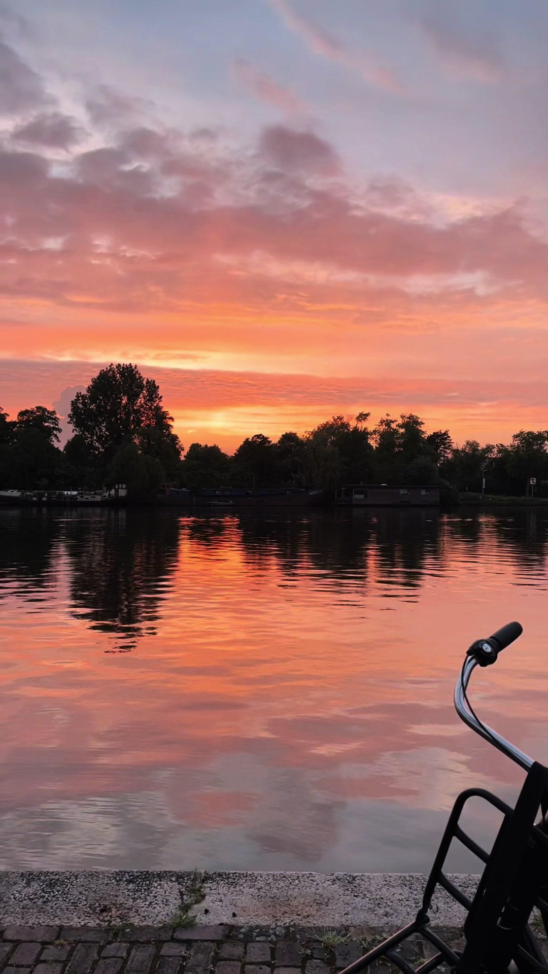 The evening routine that saved my mornings. Space - cleaned. Breakfast - add fruit & it‘s done. Outfit - no need to decide. #eveningroutine #nightroutine #skincare #magnesium #sleep #detox #habits