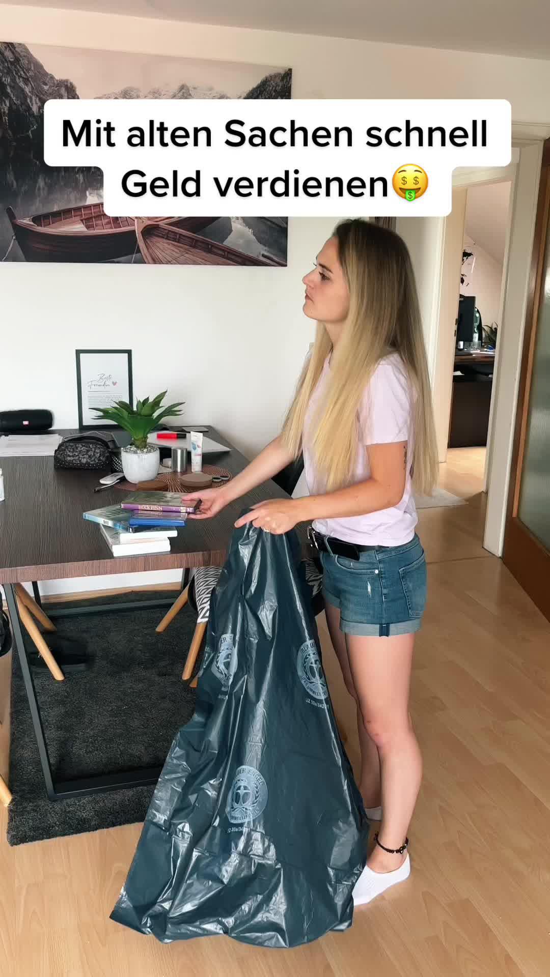 Anzeige | Willst du deine alten Sachen auch ganz einfach und bequem von Zuhause aus zu Geld machen?💰🤑 #ad #hola #comedy #viral #momox #money #accouple