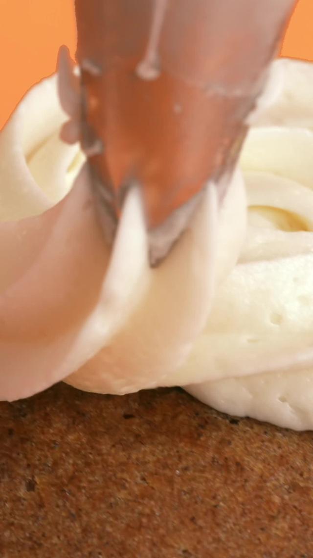 Pumpkin spice meets caramel bliss! 🟠