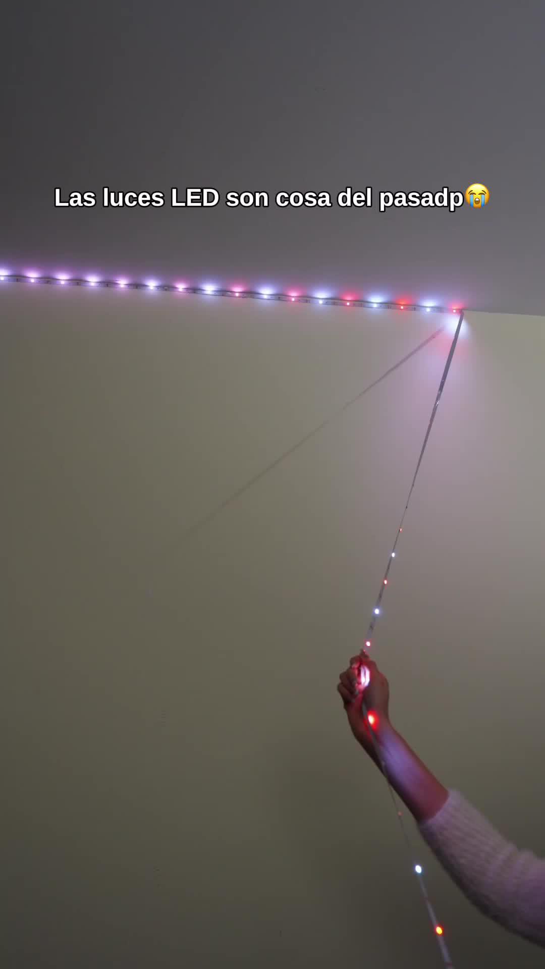 ¡Boom! Olvídate de las pantallas pequeñas, llevo entre mis manos la magia de un cine en casa con este mini proyector. Compacto y fácil de llevar, convierte cualquier espacio en tu sala de películas personal. Úsalo en tu recámara, en el patio o donde se te antoje para una noche de pelis bajo las estrellas. ¡Imágenes nítidas y horas de entretenimiento garantizadas! No se diga más, es hora de hacer palomitas. 🍿🎬 #miniproyector #cineencasa #entretenimiento #tech #gadgets #peliculas #nochedepelis #cine #temufinds #ofertas #compras