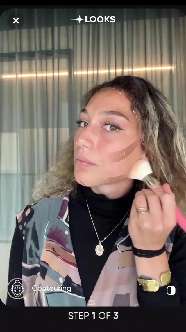 Looks helps you discover new makeup styles and find out your own facial features.