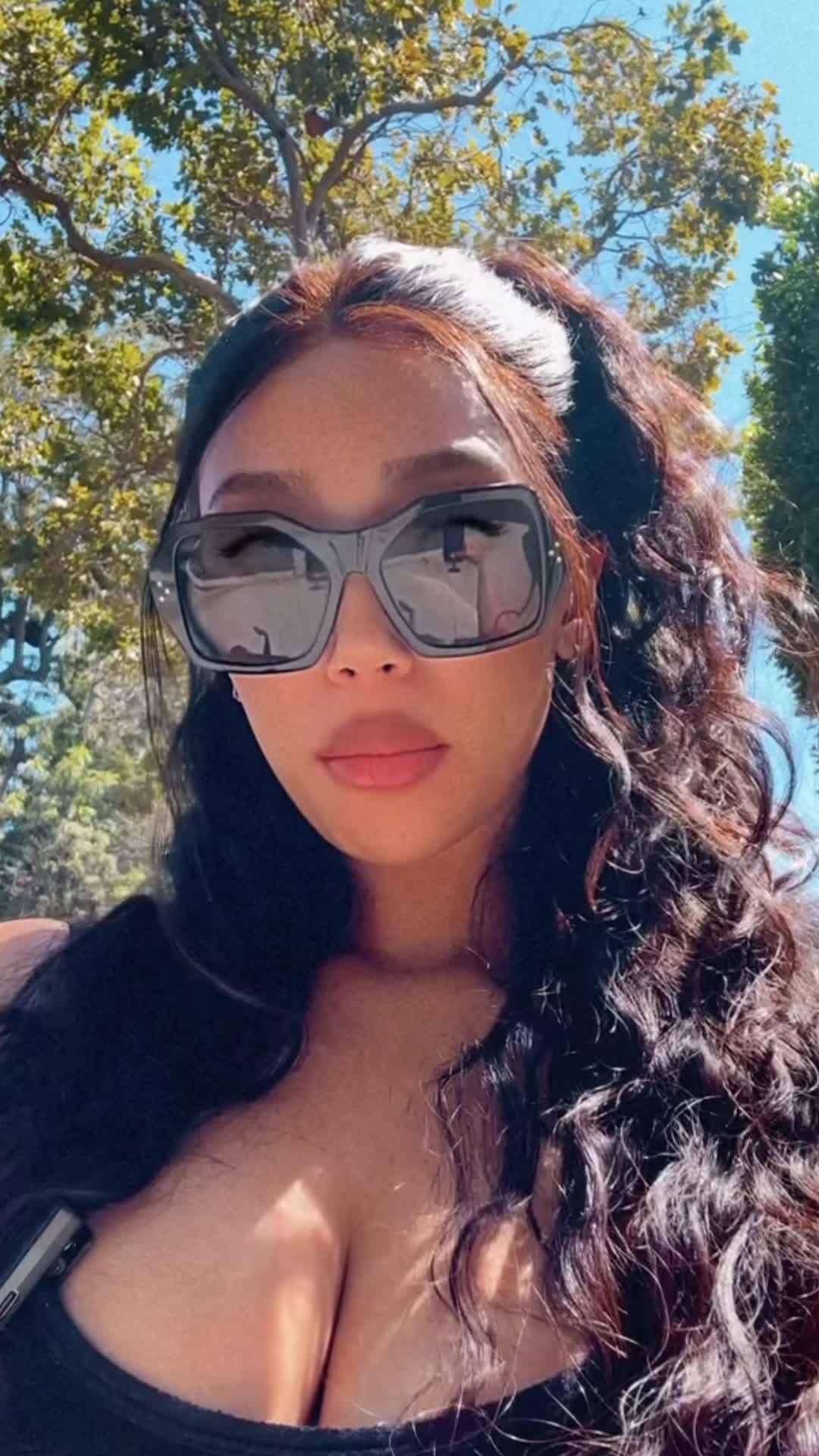 Create your dream 3D avatar, have fun with friends, chat live, and have social adventure!