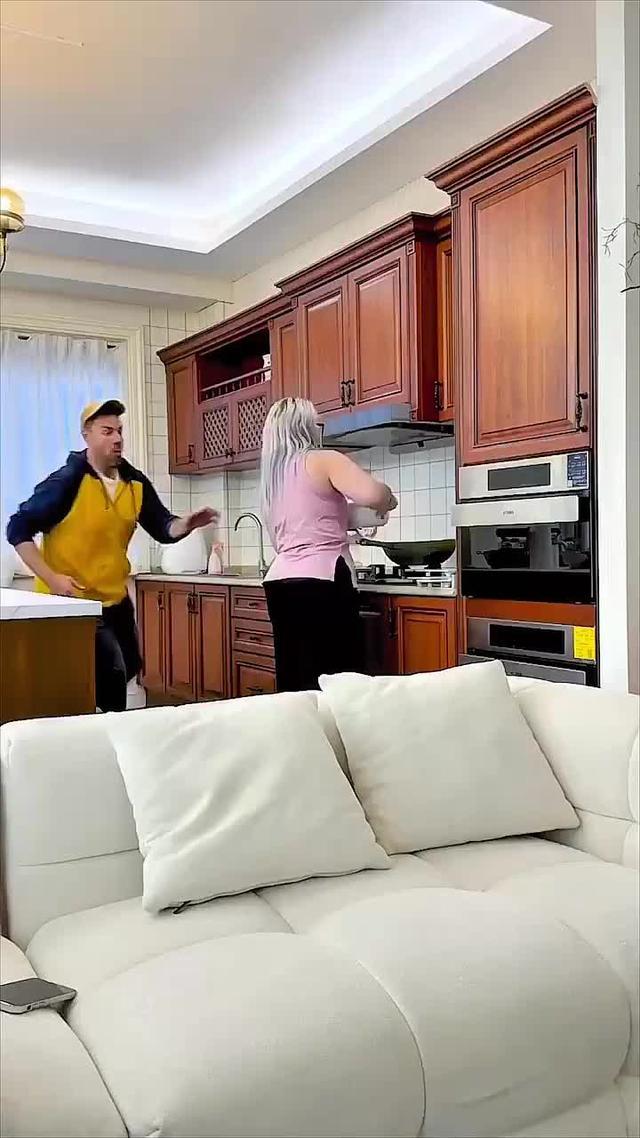 En savourant la joie d'un réfrigérateur bien rempli