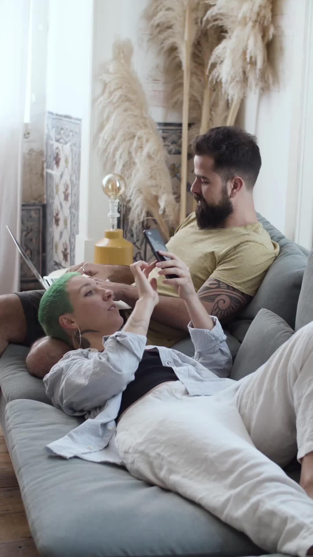 Have your besties directly on your Home Screen and never miss a message.