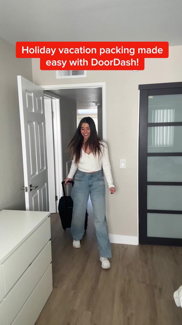 Travelling this holiday season? Stock up on gifts and travel essentials with DoorDash! 