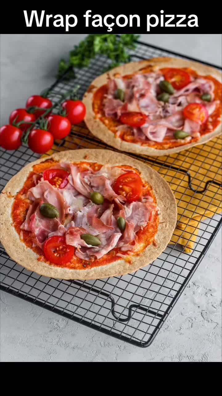 Une explosion de saveurs façon pizza dans chaque bouchée! 🍕✨ Plongez avec moi dans cette vidéo gourmande d'un wrap revisité, une rencontre délicieusement inattendue entre la facilité d'un wrap et l'irrésistible goût de la pizza. À vos papilles aventurières! 🌯 Wrap façon pizza (1 personne) Ingrédients: 1 càc paprika 1 pincée(s) poivre 30 g gruyère râpé 120 g jambon blanc 1 wrap(s) 0.5 càc origan 15 g coulis de tomates Préparations: •Préchauffez votre four à 180°C.  •Sur un wrap, répartissez votre coulis de tomate.  •Assaisonnez de paprika et de poivre.  •Disposez vos tranches de jambon.  •Ajoutez votre emmental râpé.  •Saupoudrez d'origan.  •Enfournez durant 15 minutes.  •A la sortie du four, vous pouvez ajouter quelques capres ou olives, et quelques tomates cerises.  Bonne dégustation !  Pour plus de recettes, retrouvez nous sur l’application TDM! #recetterapide #recettefacile #recettedujour #wrap #pizza #trainingdietmax 