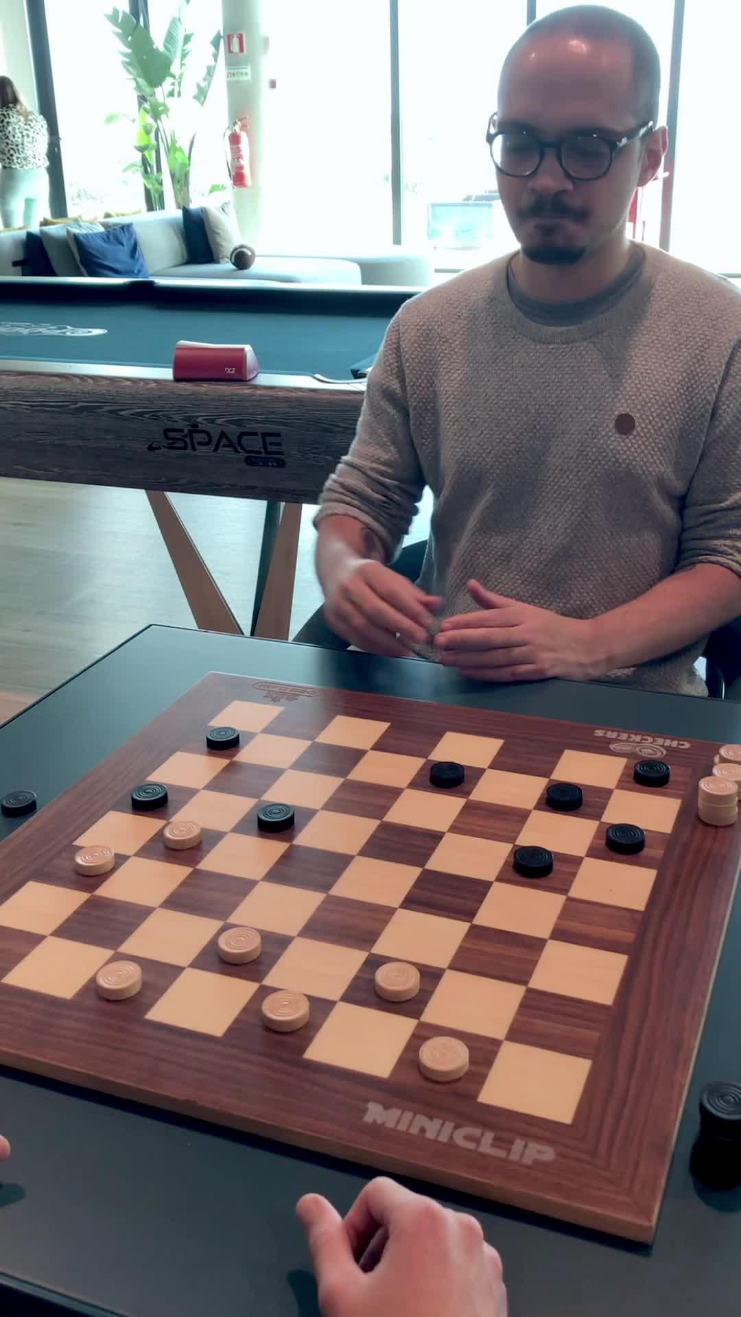 Challenge your friends to a quick multiplayer checkers match.