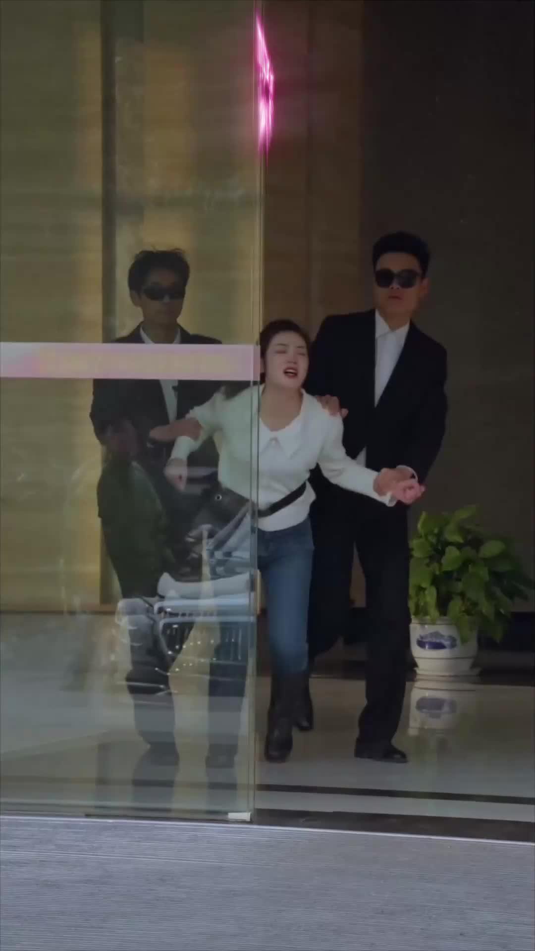 My scumbag husband abandoned me after getting rich, but I have three CEO brothers backing me up.