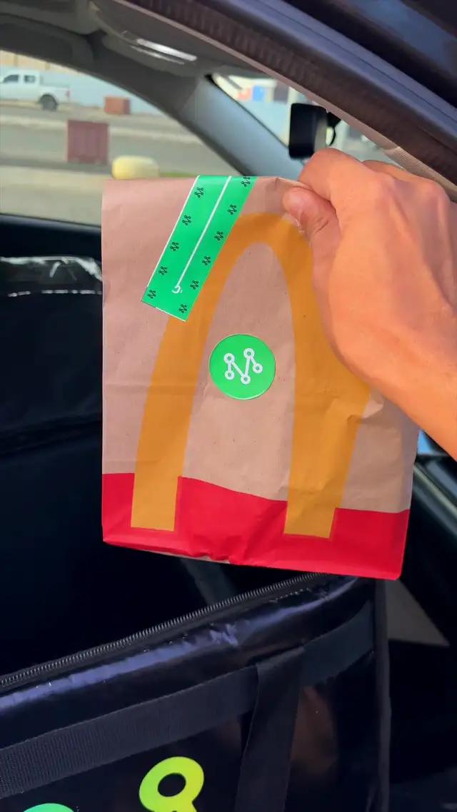 استخدم صوت الفيديو وصور وأبدع بطريقتك 😎💚 السحب عشوائي على 10 فائزين يمكن يحالفك الحظ وتفوز في كوبون بقيمة 500 ريال مع تسعة غيرك 😉. الشروط: 1️⃣ تابع حساب مرسول في تيك توك. 2️⃣ استخدم الصوت وهاشتاق #مرسول .