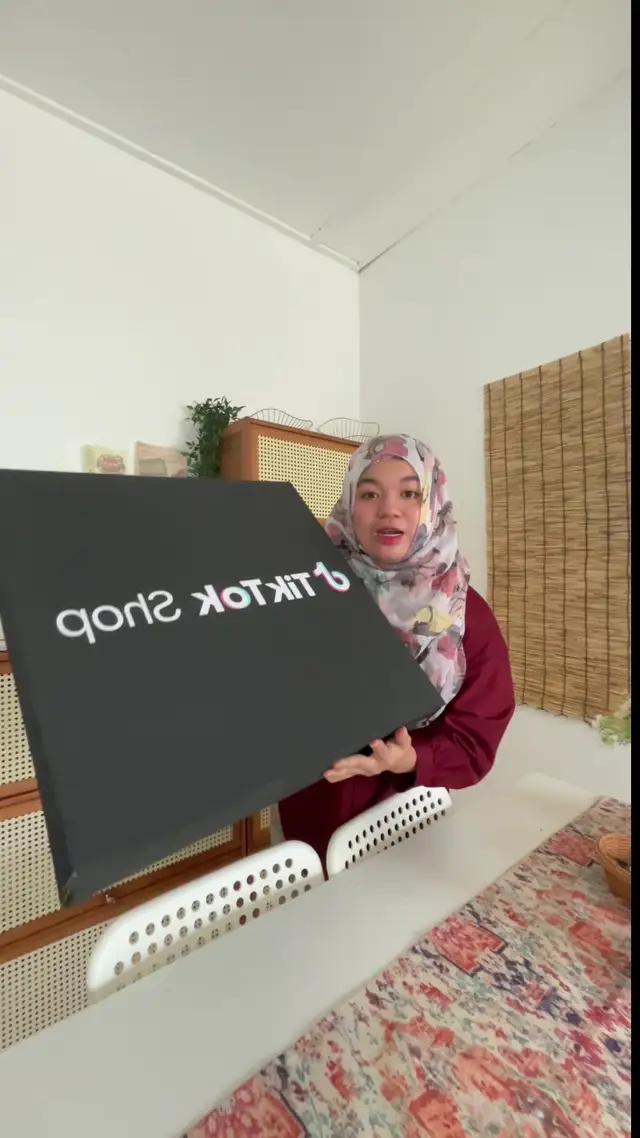 korangg ayu dapat suprise box dari TikTok Shop 🥹 @tiktokshop_my 🇲🇾 9.9 Grand Deals ni dari 5 - 9 September 2024 ni je. so korang jangan lepaskan peluang untuk grab semua promotion yang ada search '99GrandSales' diskaun sampai 50% dan PENGHANTARAN PERCUMA! 📦 and also korang boleh memenangi telefon pintar if korang join hashtag challenge #TikTokShop99GrandDeals , bestkan ? so jangan lupa untuk set reminder dekat kalendar korang