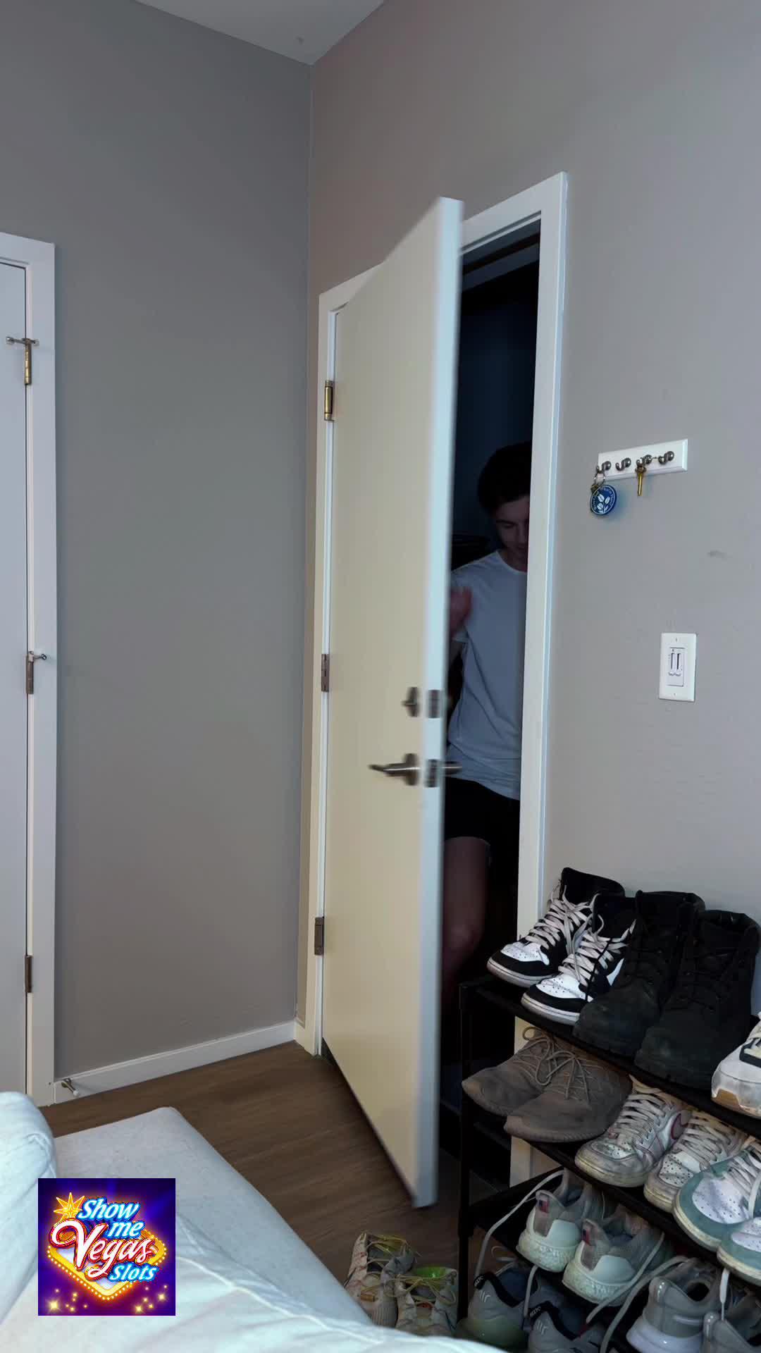 Win HUGE Jackpots with Show Me Vegas Slots! Play for FUN - Real money is not required to play!