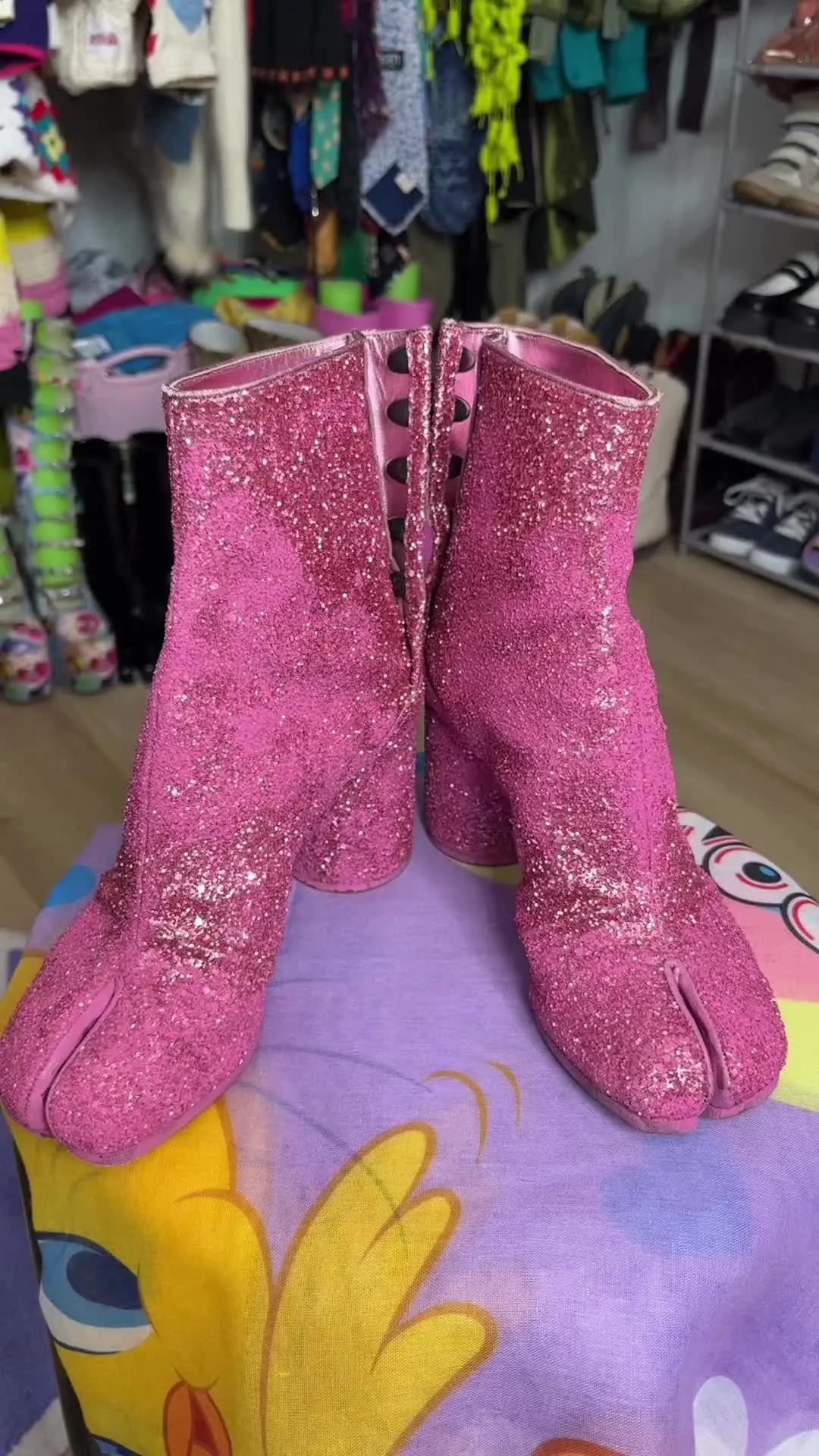 Refreshed my wardrobe w/ a few fall essentials, like these Margiela tabi boots from @vestiairecollective 💖 #vestiairecollective #refreshyourwardrobe #longlivefashion #tiktokfashion #fyp #grwm #styleinspo #fashiontiktok #maximalism #maximalism #backtoschool #margielatabis #maisonmargiela #vintage 