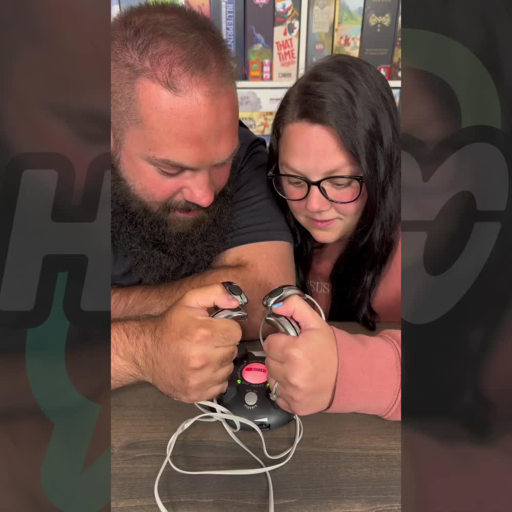 لعب الألعاب مع الأصدقاء الجدد.