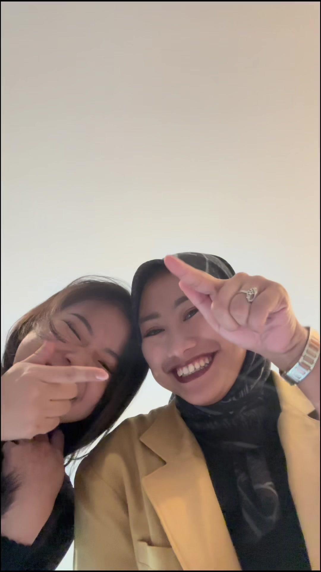 Liat apa sih kok happy banget? #BukaShopBackDulu 