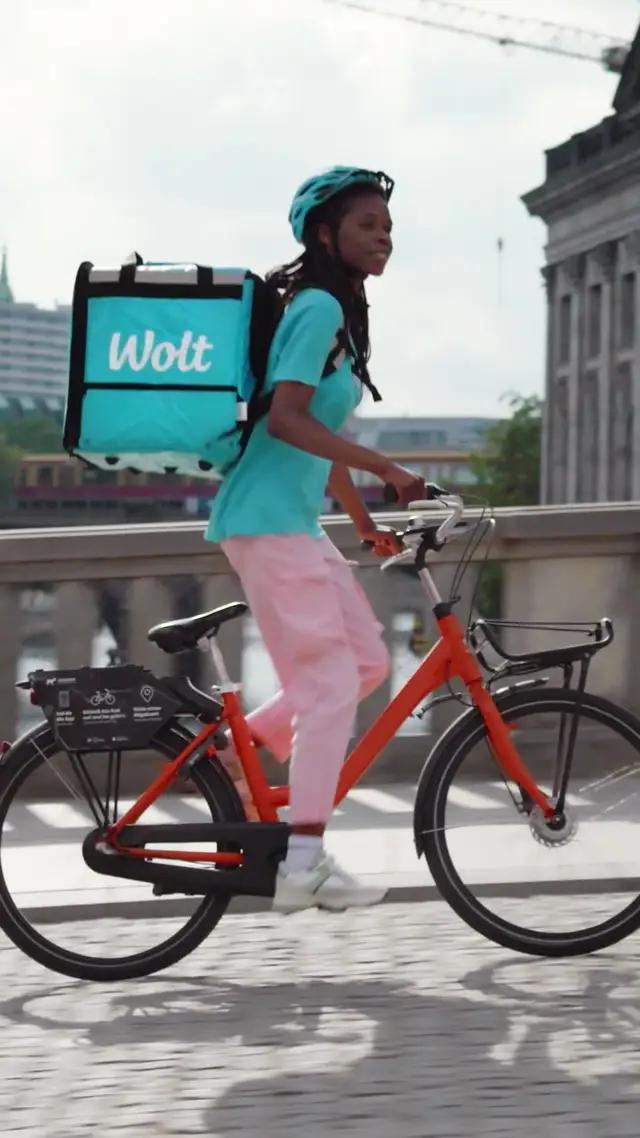 Tjen mere end 200 DKK/timen i de travle timer, når du kører som kurerpartner hos Wolt.