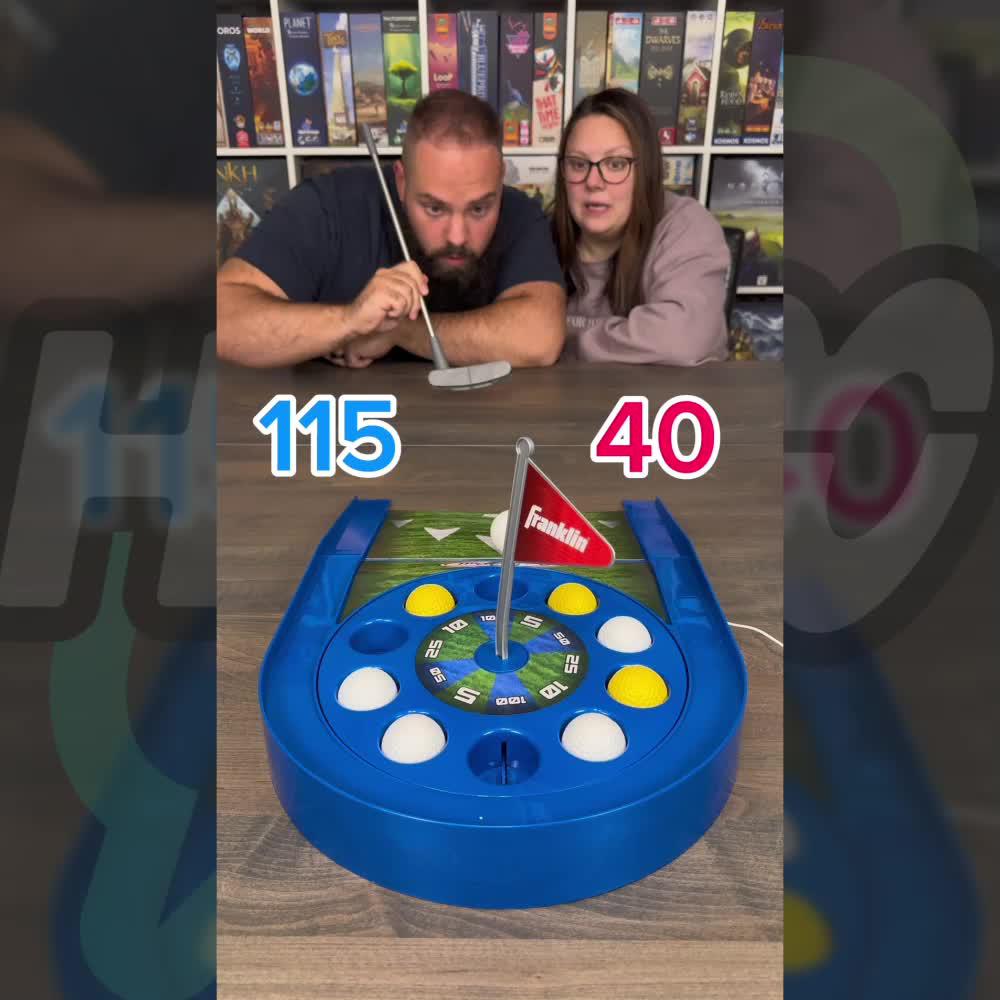 لعب الألعاب مع الأصدقاء الجدد.