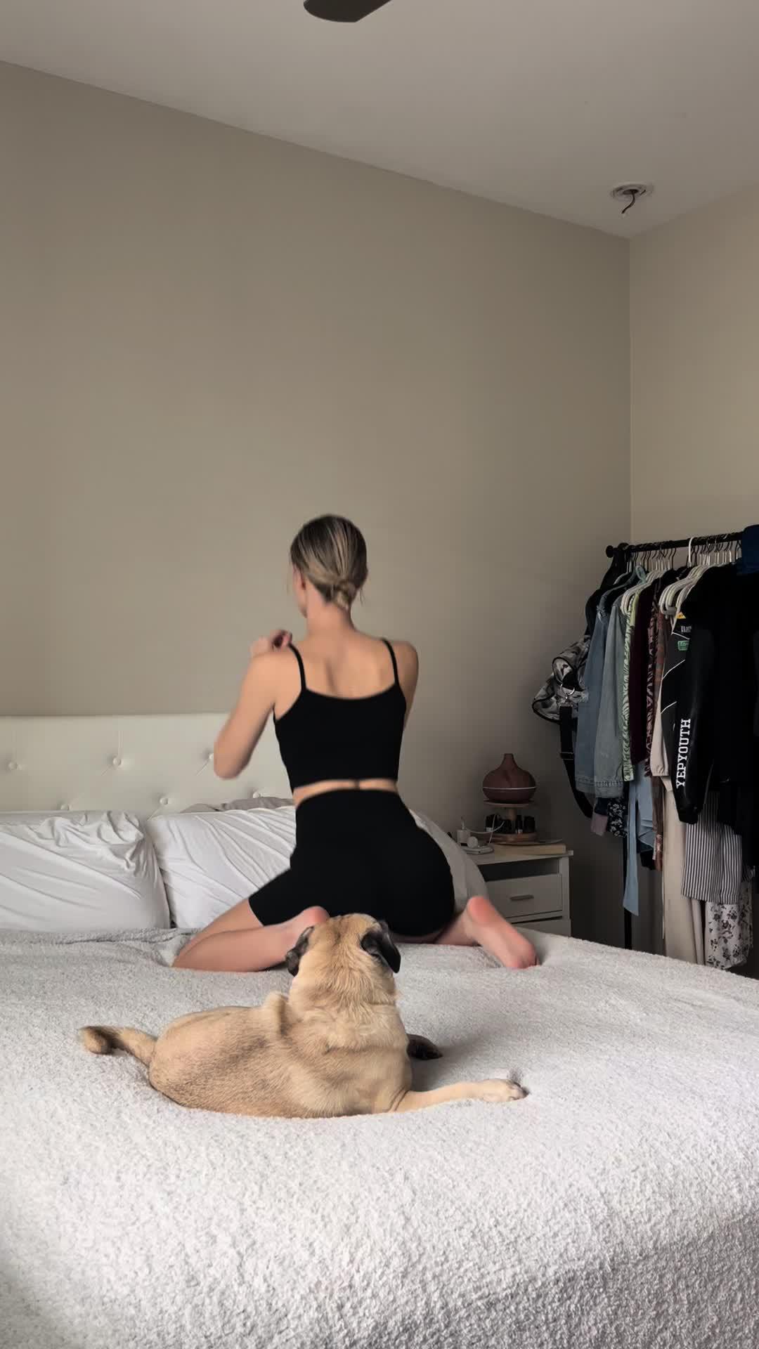 Lazy girl workout! Workout at home at any time, with zero equipment.