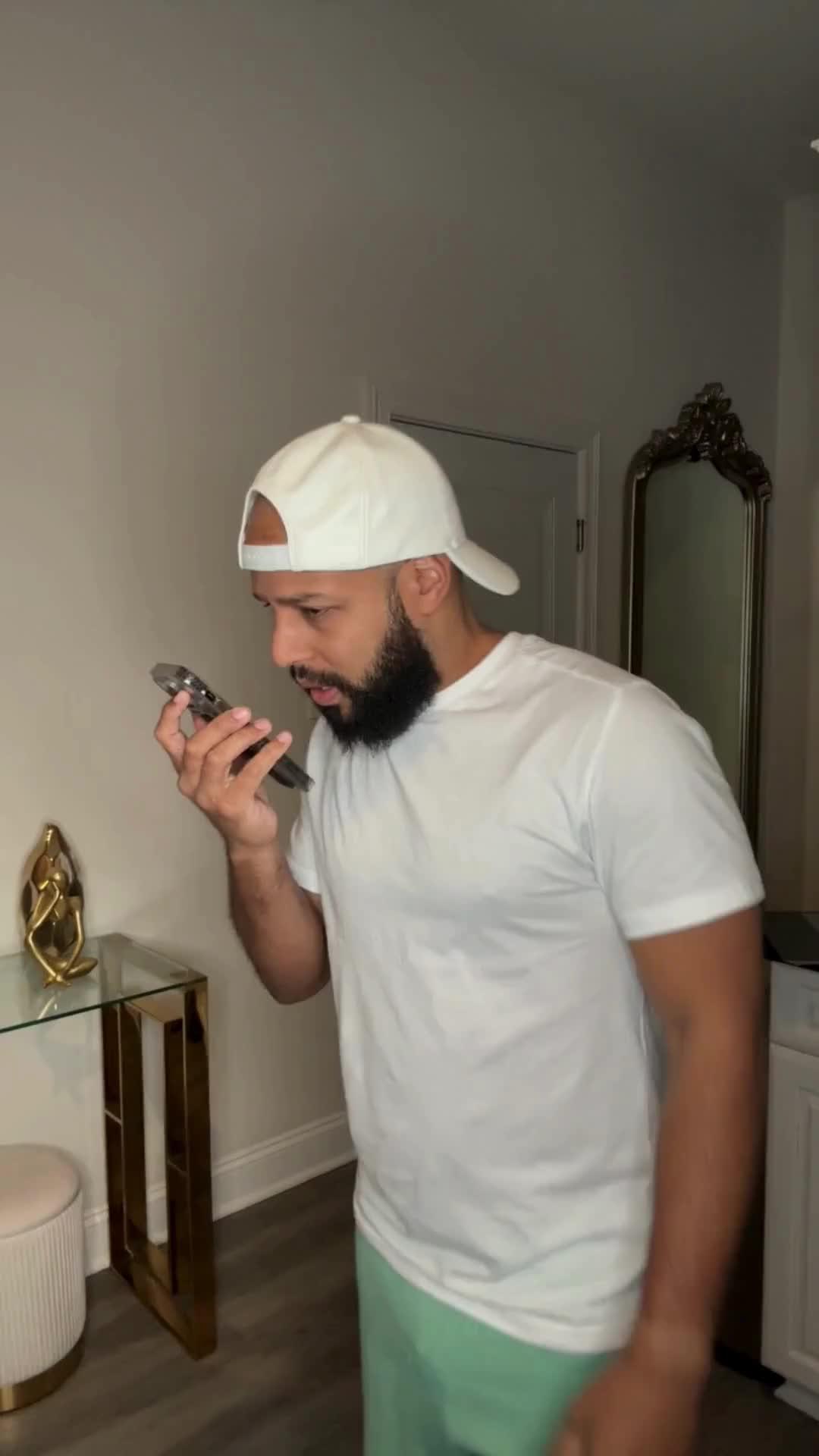 Clarity is your go-to app for relationship advice. Chat with experts, find your clarity