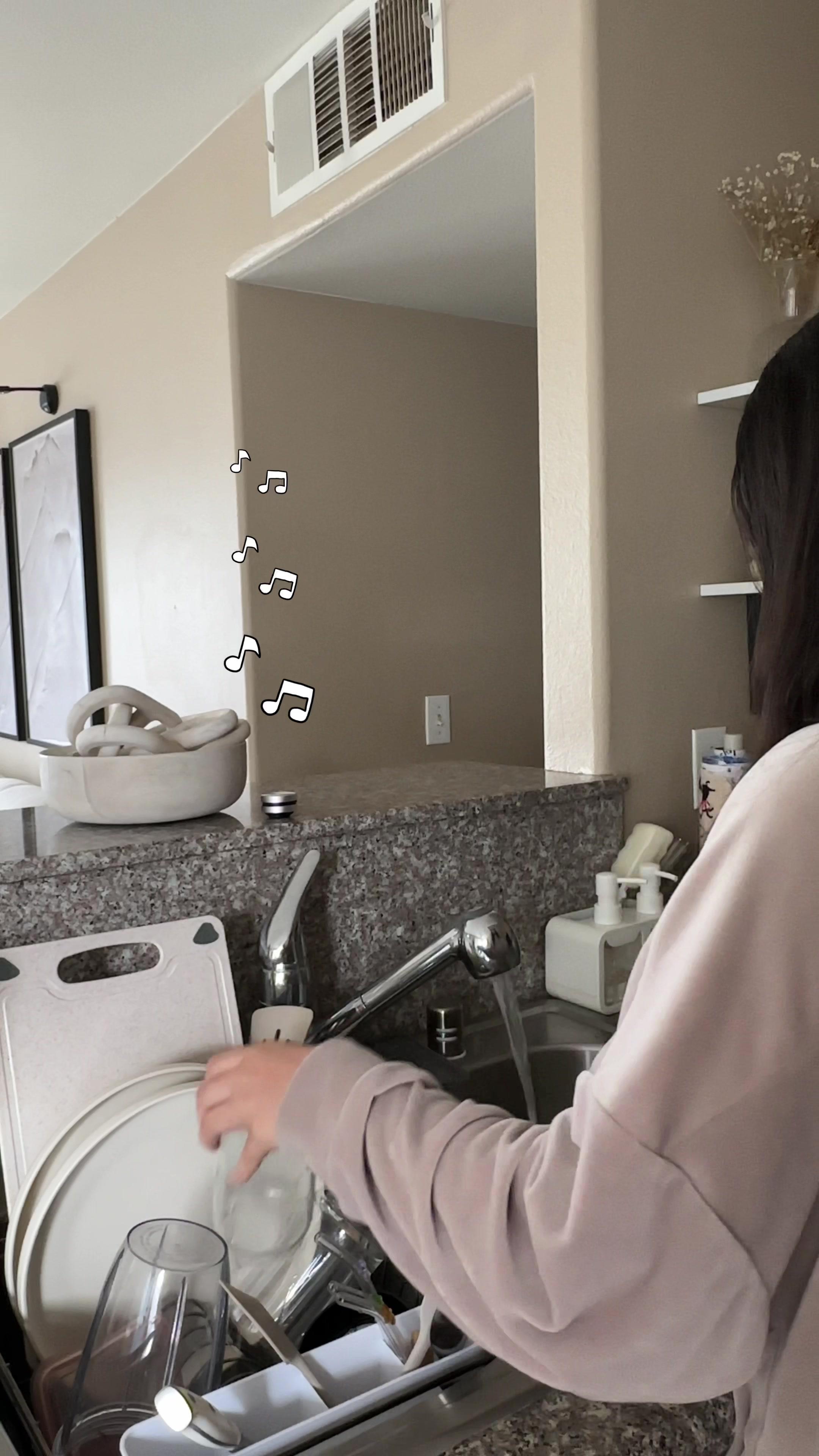 getting my cleaning done, this mini speaker is a game changer! 🎶🎵 #temufinds #cleaningday #minispeaker #cleantok #homegadgets #cleaningmotivation #musiclover