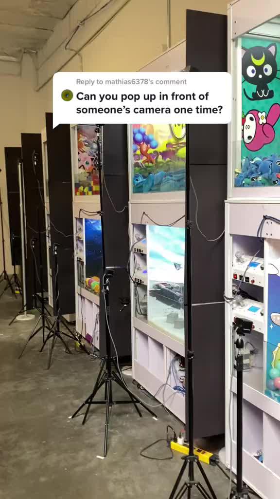 Reply to @mathias6378 Putting my face in front of one of the claw machine cameras.