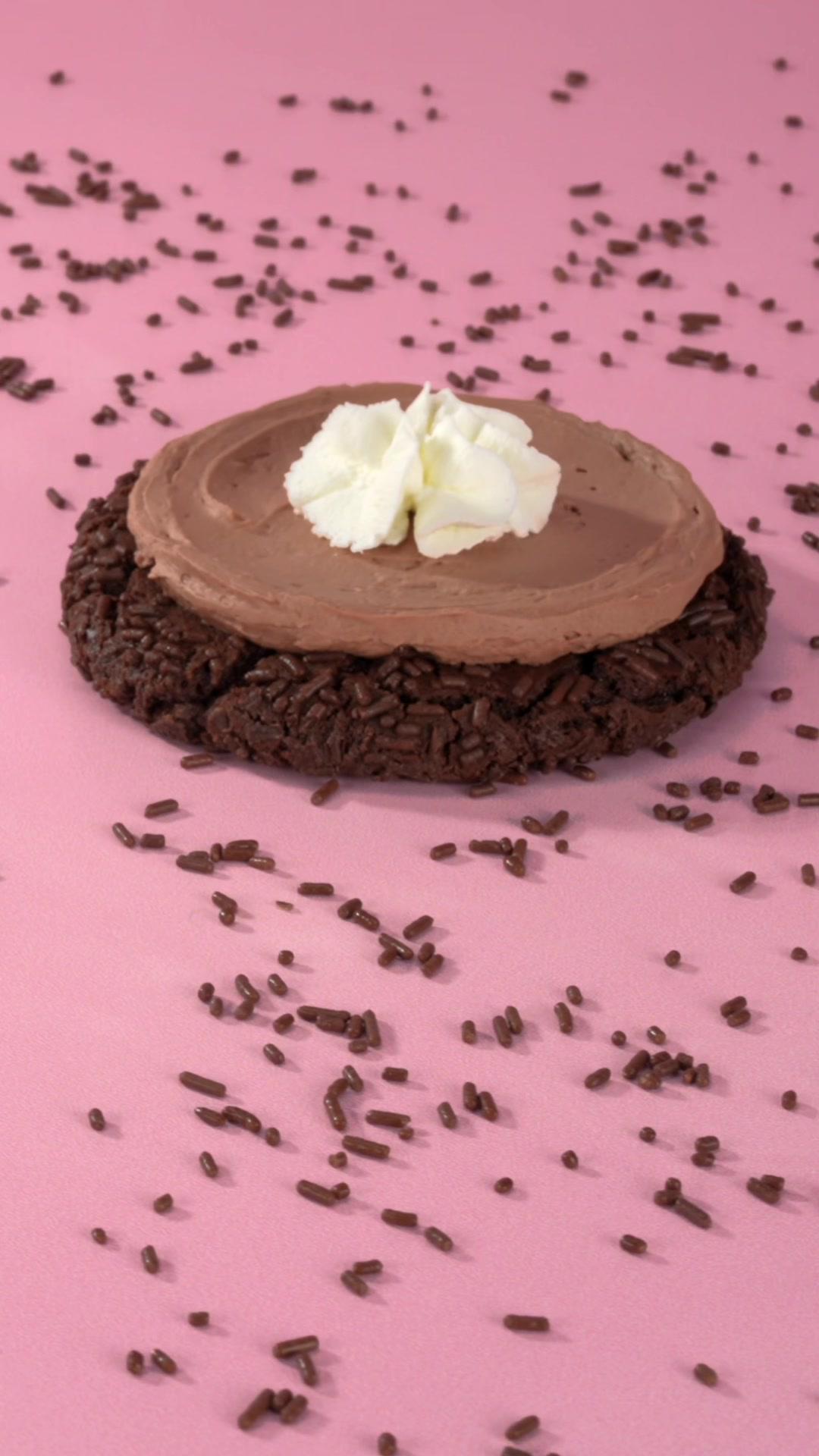 🥥 COCONUT CREAM PIE | 🍫 CHOCOLATE MILKSHAKE (NEW) | 🌗 BROOKIE | 🍩 PINK DOUGHNUT | 🌀 CINNAMON ROLL | 🍪 MILK CHOCOLATE CHIP #Crumbl 🤏 Don't forget, TOMORROW is Mini Mondays™! Get this week’s cookies in mini size tomorrow only!