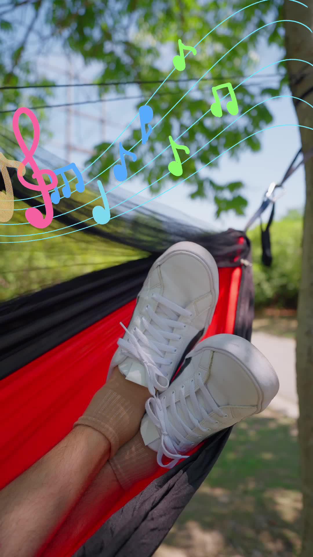 🌟 ¡Presentamos la hamaca de camping que les va a robar el aliento! 🏕️⛰️ Súper compacta al guardarla, y una fortaleza de comodidad al usarla. Ahora pueden descansar entre la brisa y bajo el cielo, después de un gran día de exploración🍃 ¡Vive la naturaleza desde las alturas y olvídate del suelo frío y duro! #VidaHamacas #CampingNivelPro #RelajaciónElevada #AireLibre #InstaAventura #ComprasOutdoor #Aventúrate #parati