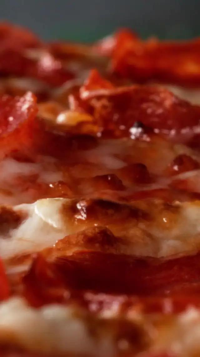 جرب بيتزا بابا جونز الرقيقة والمقرمشة مع الجبن الغني!