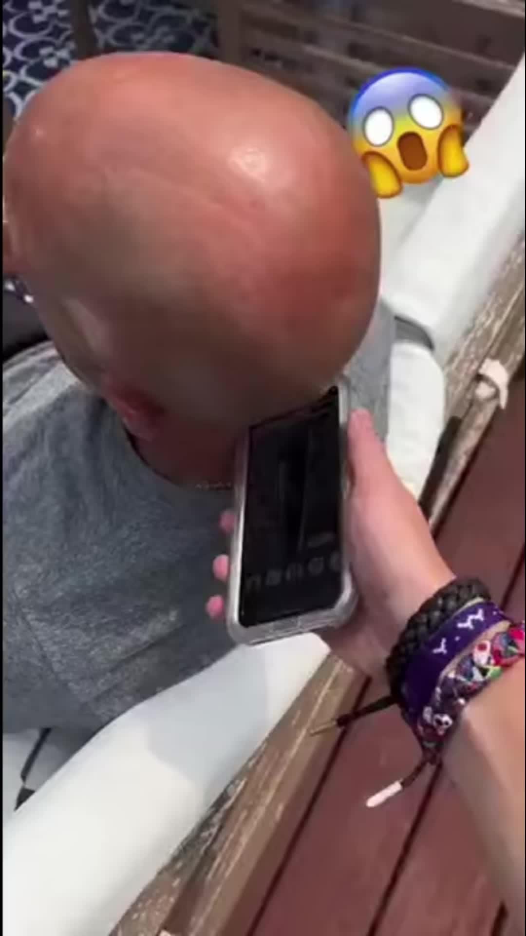 Prank like a pro!  Download 'Broken Screen with Animal' now for wild fun!