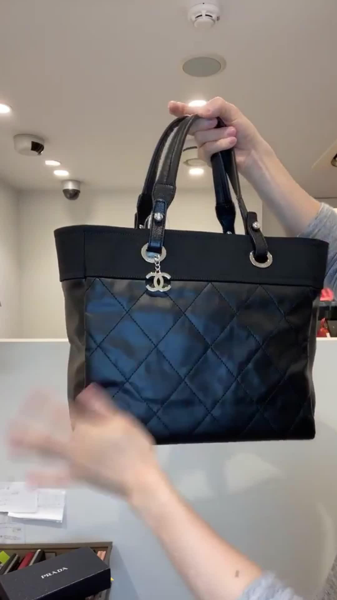 Discover unbeatable pre-loved designer deals with live-stream shopping on the ShopShops app.