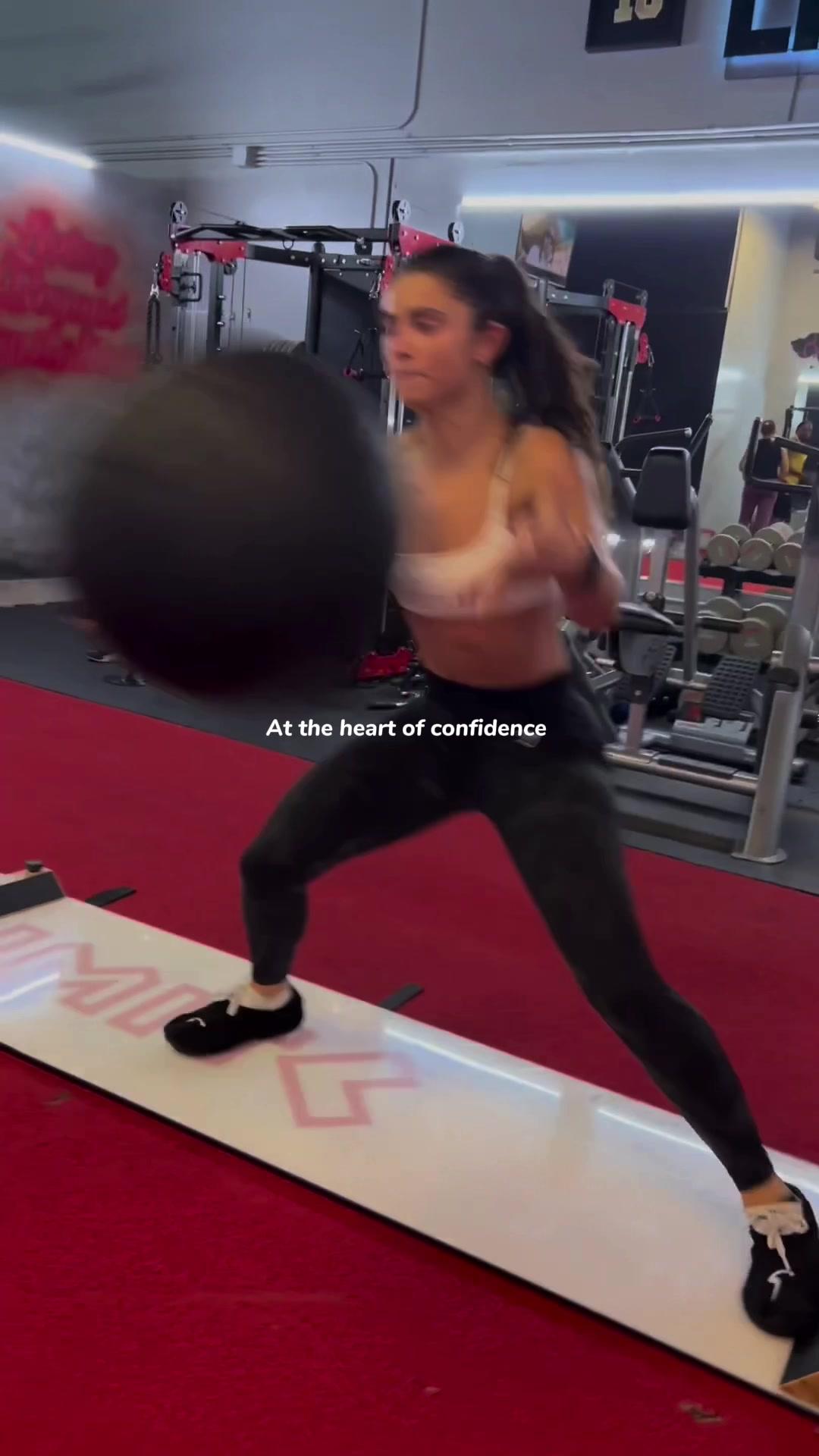 Confidence, something everyone wants more of, but do you know to build it? Building self-confidence is a process that involves a mix of mindset shifts, practical exercises & sometimes changes in your environment or habits. #confidentwomen #confidencetips #confidenceboost #gymgirl #fitnessmotivation #fitnesstips #tuesdaythoughts #thatgirlroutine #comfortzonechallenge #activewear #CapCut