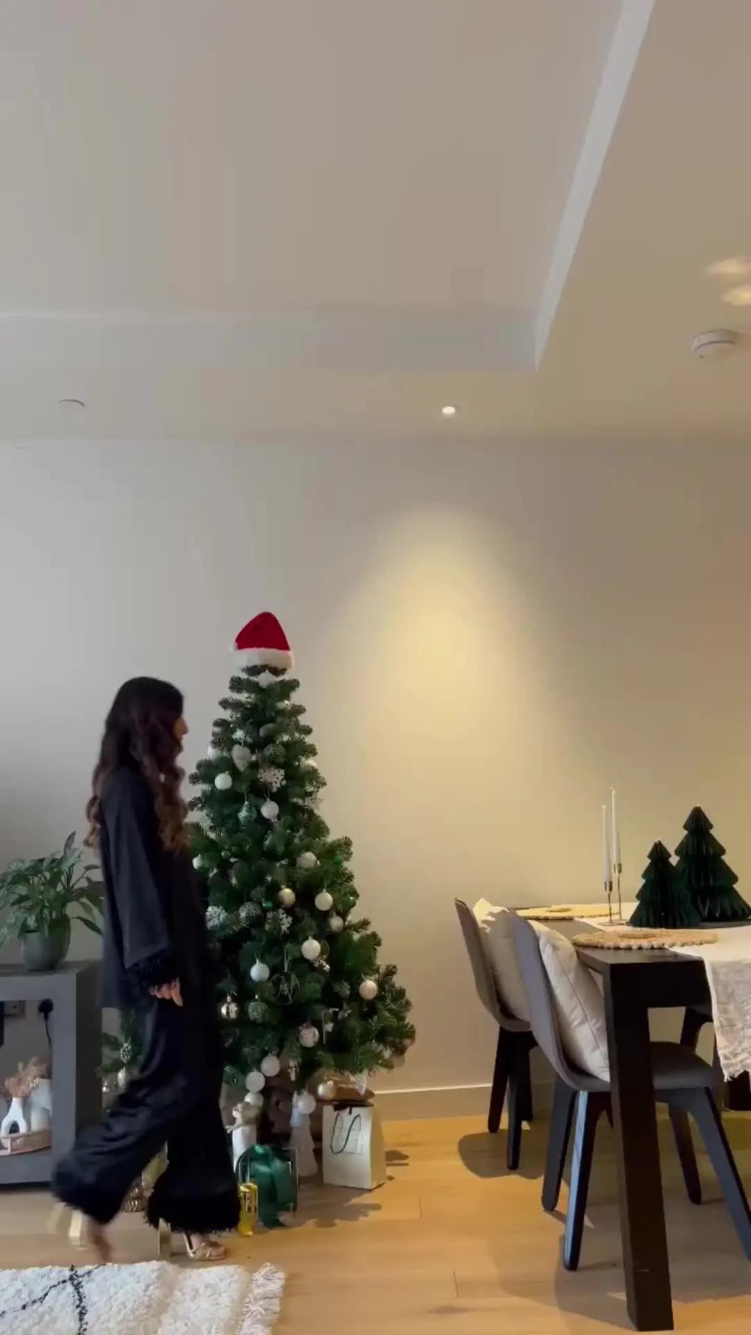 Sparkle your TikTok with Xmas joy! Download Videomash