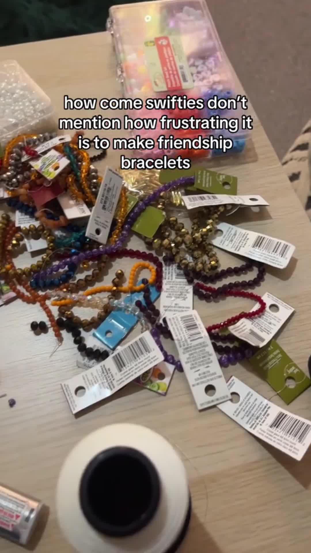 Create your virtual friendship bracelets and trade <3