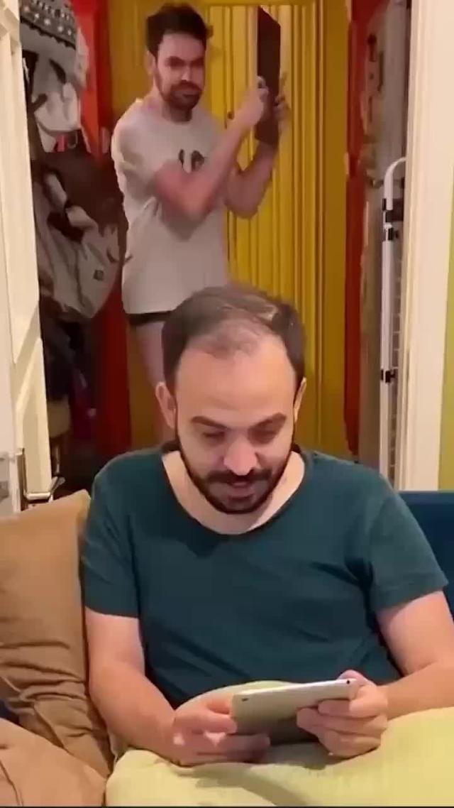 En savourant la joie d'un réfrigérateur bien rempli