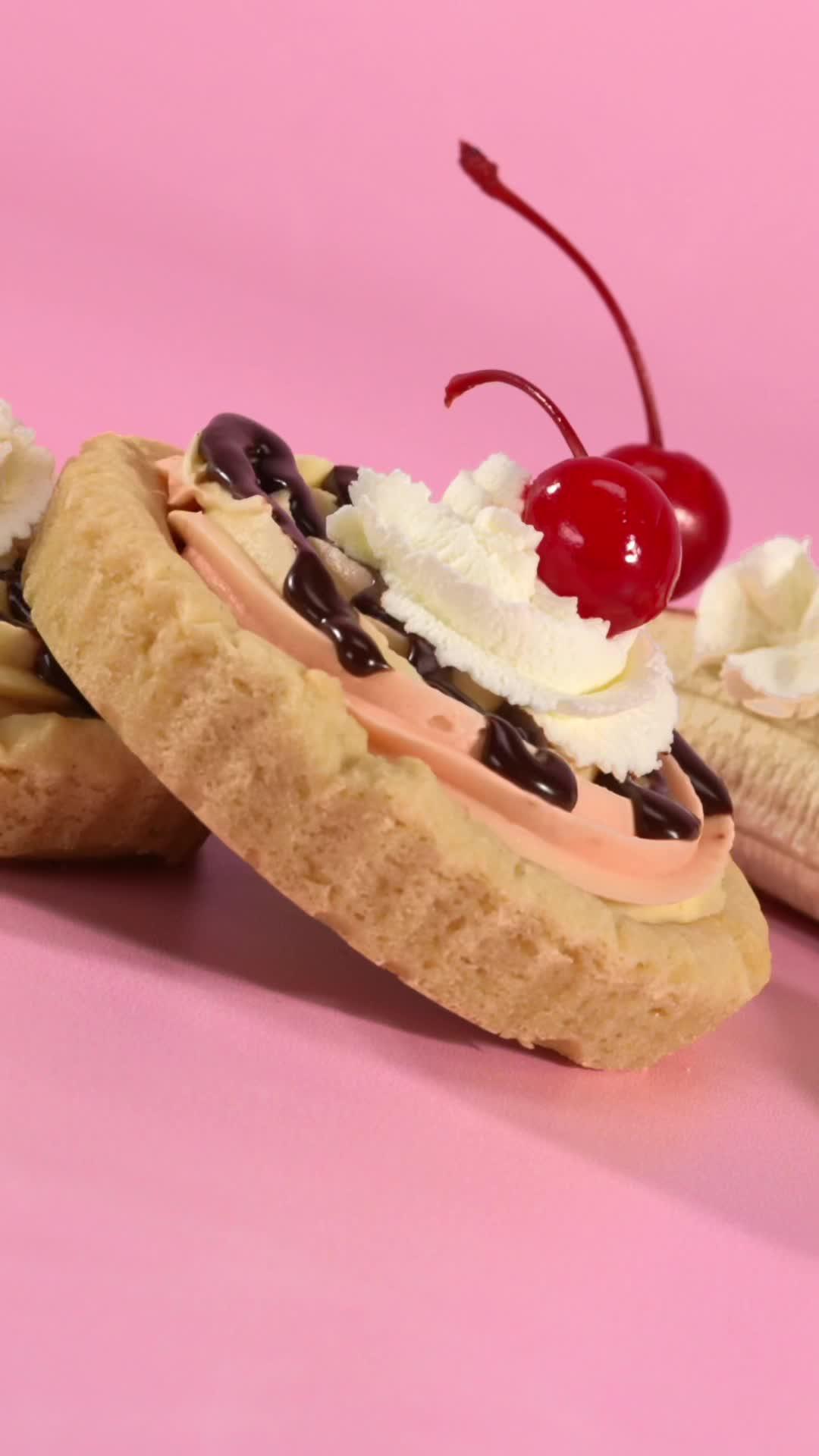 🍌 BANANA SPLIT (NEW) |🥛 COOKIES & CREAM MILKSHAKE FT. MINI OREO® | 🌊 CHOCOLATE SEA SALT TOFFEE (NEW) | 🌋 COOKIE BUTTER LAVA FT. LOTUS BISCOFF® | 🤠 COWBOY COOKIE | 🍪 SEMI-SWEET CHOCOLATE CHUNK #Crumbl 🤏 Don't forget, TOMORROW is Mini Mondays™! Get this week’s cookies in mini size tomorrow only!