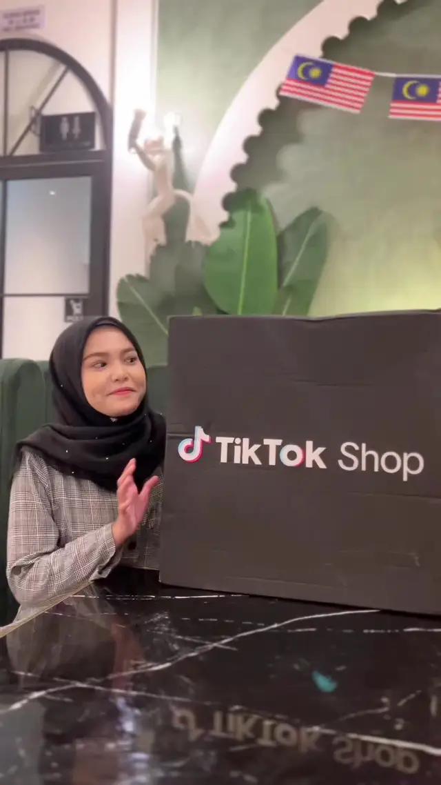 @tiktokshop_my 🇲🇾 presents the TikTok Shop 9.9 Grand Deals❗️🛒 From 5-9 September 2024, search '99GrandSales' enjoy unlimited free shipping and 50% off hot prices. Join hashtag challenge #TikTokShop99GrandDeals to win a phone! 📱