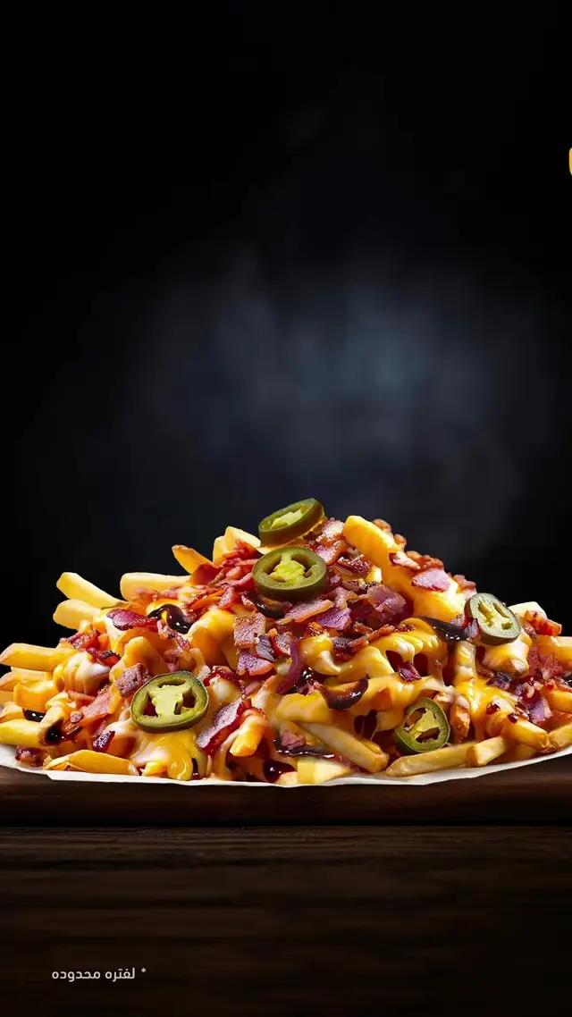 جبنا لك شيء جديد ولذيذ يونسك 😍 بطاطس مغرقة جبنة ومليانة بيكون مع لذعة الهالبينو الطعم أسطووووري 🔥😋 اطلبها وجرّبها الحين🤳 #جديد #كودو #السعودية #مطاعم_الرياض #الرياض #tiktokfood 