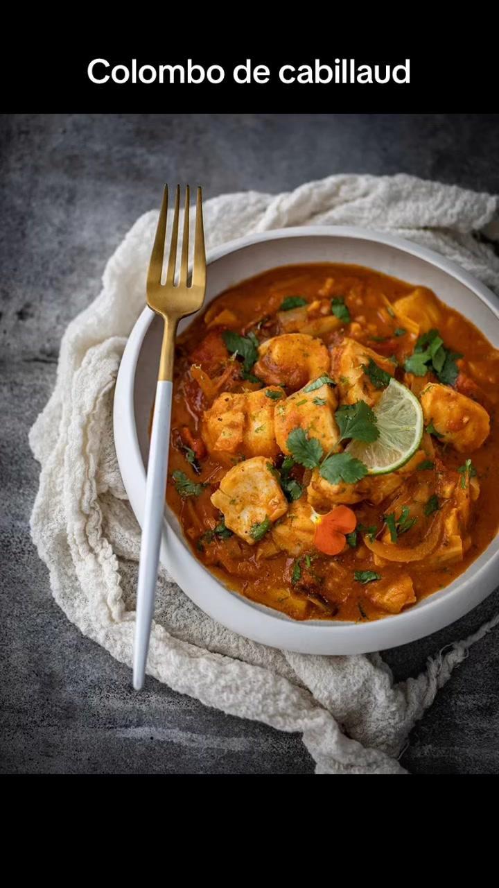 Plaisir gustatif et bien-être au rendez-vous avec ce délicieux plat healthy au cabillaud! 🐟✨ Une explosion de saveurs saines qui va vous conquérir. À vos fourchettes et à votre santé! 🌱 Ingrédients : 100 ml lait de coco 1 poireau(x) 0.5 gousse(s) ail 200 g pulpe de tomates 0.5 citron(s) vert(s) 5 feuille(s) coriandre fraîche 1 pavé(s) de cabillaud 1 càc épices colombo 50 g oignon(s) 1 pincée(s) sel 5 ml huile d'olive 1 pincée(s) piment d'Espelette Préparations : •Dans une poêle bien chaude, faites revenir l’oignon émincé et la gousse d’ail émincée dans l’huile d'olive pendant 2 à 3 minutes. •Ajoutez les blancs de poireaux lavés et émincés, les épices, le lait de coco, le jus de citron vert, la pulpe de tomates, le sel et le piment. Laissez mijoter à feu doux pendant une vingtaine de minutes. •Ajoutez le cabillaud coupé en gros dés et laissez mijoter 6 à 8 minutes. •Servir avec le zeste de citron vert râpé et la coriandre fraîche. Bonne dégustation !  Pour plus de recette , retrouvez nous sur l’application TDM ! #recettehealthy #recettesaine #recettegourmande #reequilibragealimentaire #alimentationsaine #trainingdietmax #diet #cabillaud 