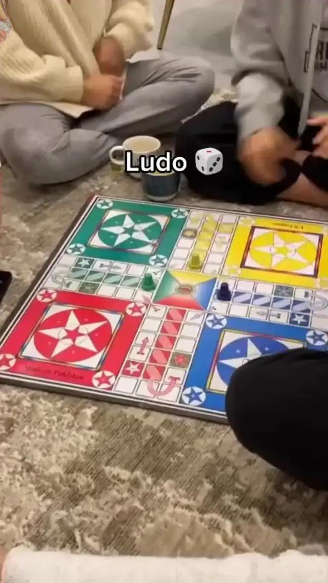 جميع الاصدقاء يلعبون لودو، انضم اليهم بسرعة