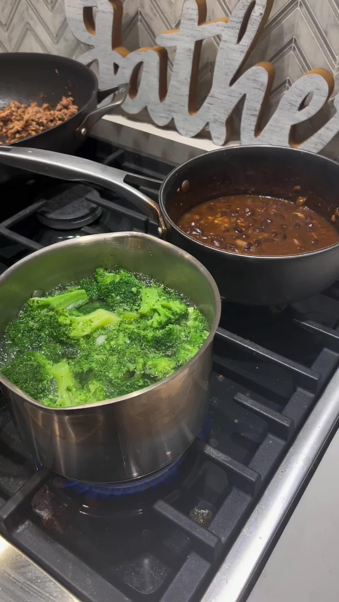 Transform Your Body with Eato! Monitor your meals, achieve your desired weight and stay motivated.