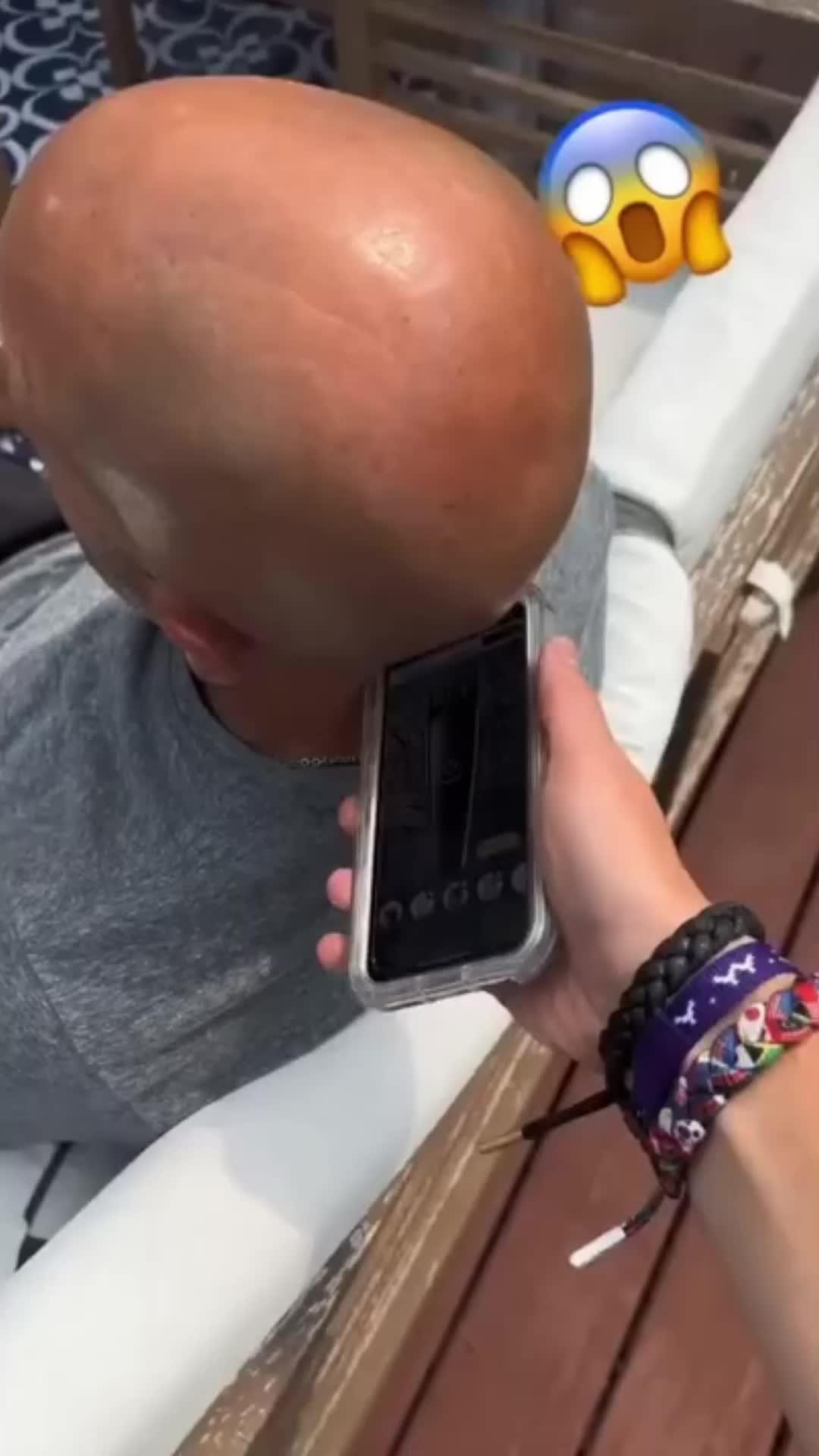 Prank your friends with a hair clipper. Download and have fun.