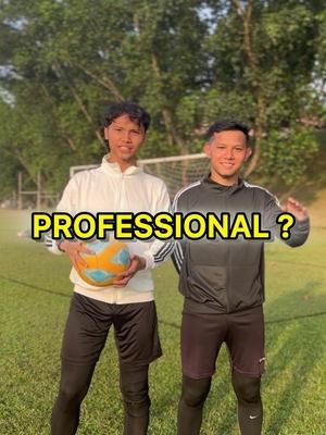 Jom geng rasa macam mana jadi pemain professional dengan main Football Rivals! Download Football Rivals sekarang secara percuma di App Store dan Google Play Store! @FootballRivals #football #bolasepak #footballrivals #mobilegame #SukanDiTikTok #sportsontiktok