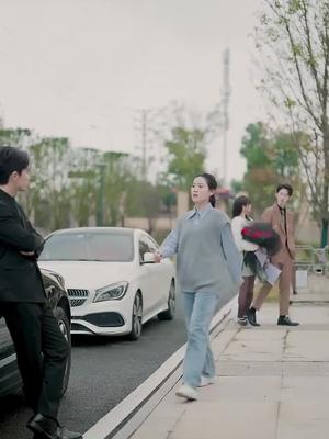 'Fachadas que se Desvanecen: Amor más Allá del Contrato' seguir mirando!