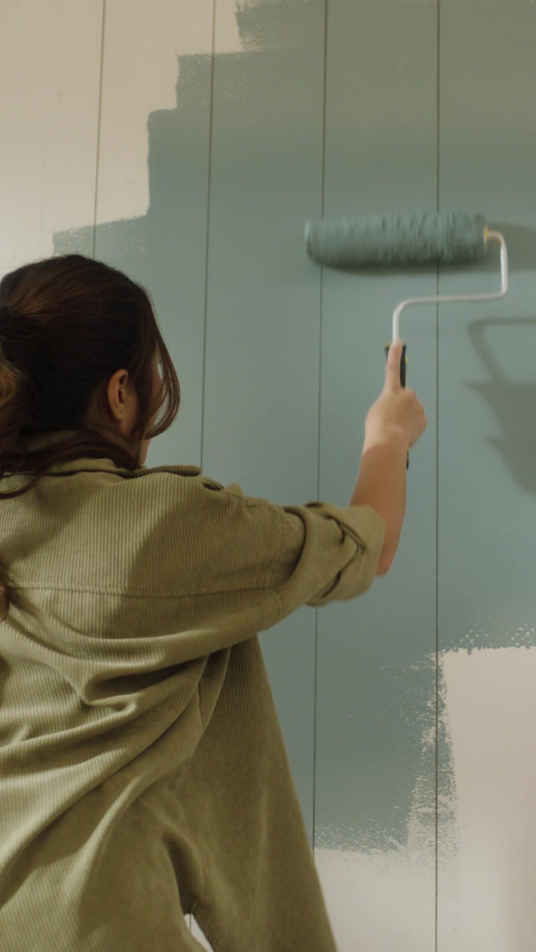 🙋🏻‍♀️Who’s ready to give their space a color makeover? #Sponsored  Let the @sherwinwilliams Color Expert™ app be your guide! The new, next-gen app uses AI to detect colors already in your space and gives you personalized paint color recommendations that perfectly complement your room's existing colors. Now you can find the perfect paint color for your walls without second guessing or questioning yourself! #SherwinWilliamsPaint ##InteriorPaint