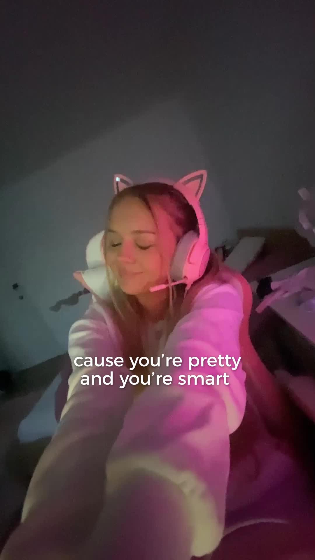 You pretty…#bestfriend #girls #charming #bestieshot #bff